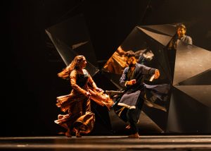 Aakash Odedra Company / Aditi Mangaldas Company – Mehek © Angela Grabowska Aditi Mangaldas and Aakash Odedra performing on stage in Mehek